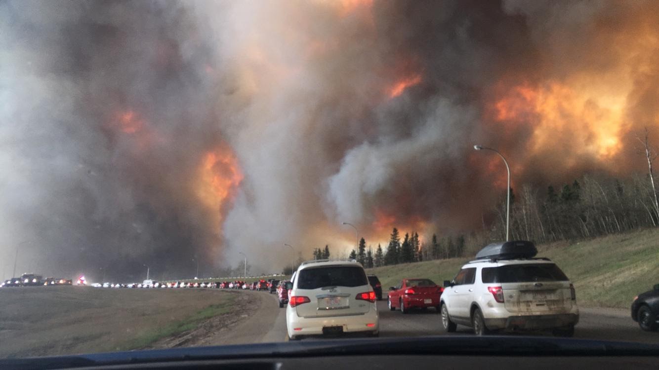 fort mcmurray wildfire vehicles lining up to evacuate the city